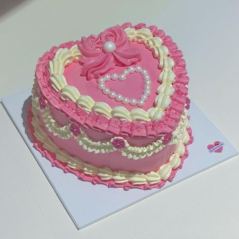 baby palm cakes 🌴 on Instagram: “🎀💕classic babypalm💕🎀” Heart Shape Vintage Cake, Pink Heart Shaped Cake Aesthetic, Lambeth Heart Cake, Vintage Heart Cake Strawberry, Heart Cake Design, Pink Heart Lambeth Cake, Vintage Birthday Cakes, Friends Cake, Heart Cakes