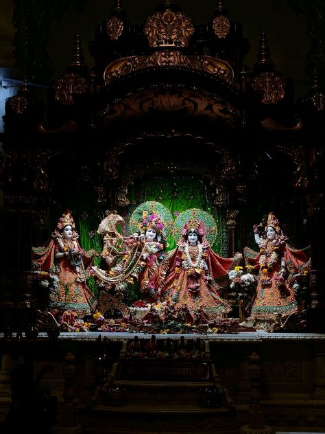 Radha Krishna Iskon Pictures, Iskon Krishna Wallpapers Aesthetic, Iskon Krishna Wallpapers, Iskon Radha Krishna, Santana Dharma, Hare Krishna Hare Krishna, Dp Ideas, राधा कृष्ण, Krishna Temple