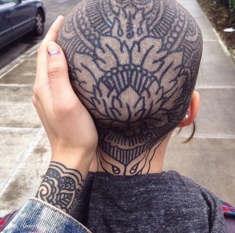 Bald Tattoo, Bald Head Tattoo, Undercut Tattoos, Tattoo Crane, Scalp Tattoo, Girls With Shaved Heads, Head Tattoo, Bald Women, Hair Tattoos