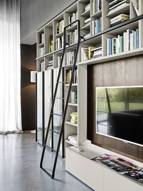 Modern bookshelf from Livitalia in Italy Modern Book Shelf, Library Ladder, Modern Bookshelf, Library Shelves, Library Wall, Beige Living Rooms, Home Library Design, Modern Books, Smart Home Design