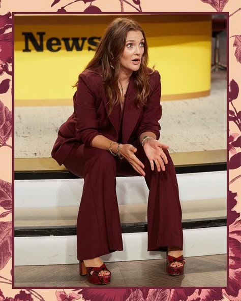 The Drew Barrymore Show (@thedrewbarrymoreshow) | Instagram profile Drew Barrymore Hair, Drew Barrymore Style, Drew Barrymore Show, Office Dress Code, Soft Autumn, Drew Barrymore, Todays Outfit, Warm Autumn, Suit Fashion