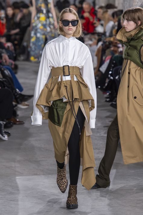 Sacai Fall 2019 Fashion Show | The Impression 90's Hiphop, Women Fashion Edgy, Style Noir, Current Fashion Trends, Fashion Weeks, Black Women Fashion, Mode Inspo, Mode Vintage, Autumn Fashion Women