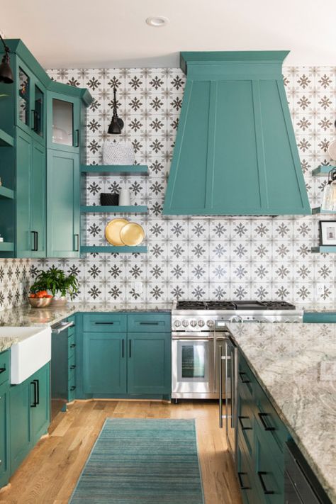 Teal-Colored Kitchen Cabinets Create Cheer - Town & Country Living Teal Cupboards, Teal Kitchen Ideas, Teal Kitchens, 1920 Kitchen, Colored Kitchen Cabinets, Kitchen Hardware Trends, Teal Kitchen Cabinets, Cabin Decor Diy, Colored Kitchen