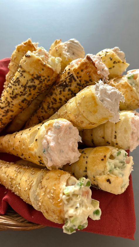 Puff Pastry Cones, Make Puff Pastry, Corn Rolls, Pizza Cones, Appetizer Bites, Bread Roll, Tea Sandwiches, Delicious Pizza, Pastry Dough