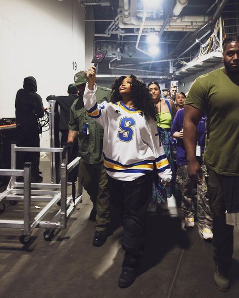 Sza Street Wear, Sza Sos Jersey, Sza Singer Halloween Costume, Sza Jersey Outfit, Sza Inspo Outfits, Sza Outfits Street Styles, Sza Outfits Concert, Sza Jersey, Sza Fits