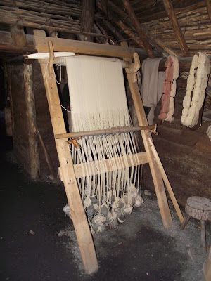 Mountainman's Mantra: The Viking Weaving Loom Viking Weaving, Viking Camp, Hantverk Diy, Weaving Machine, Viking Reenactment, Viking Clothing, Tablet Weaving, Weaving Loom, Textile Crafts