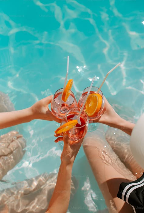 A group of people toasting with drinks in a pool photo – Alcohol Image on Unsplash Beach Drinks Photography, Pool Party Asthetics, Summer Pool Drinks, Summer Pool Photoshoot, Pool Party Photoshoot, Refreshed Aesthetic, Pool Party Images, Adult Pool Party, Drinks By The Pool