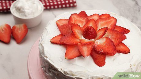 Strawberries On Cake Decoration, Decorate Cheesecake With Strawberries, Decorative Strawberries On Cake, Cake Design With Strawberries, Strawberry Decorations On Cake, Cakes With Strawberry Decorations, Decorating A Cake With Strawberries, Strawberry Decorations Cake, Cake Decor With Strawberries