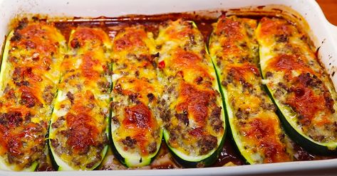 Beef Stuffed Summer Squash Boats Recipe - DIY Ways Stuffed Summer Squash, Zucchini Beef, Zucchini Ideas, Zucchini And Summer Squash, Zucchini Boat, Squash Boats, Vegetable Casseroles, Zucchini Boat Recipes, Savory Spice