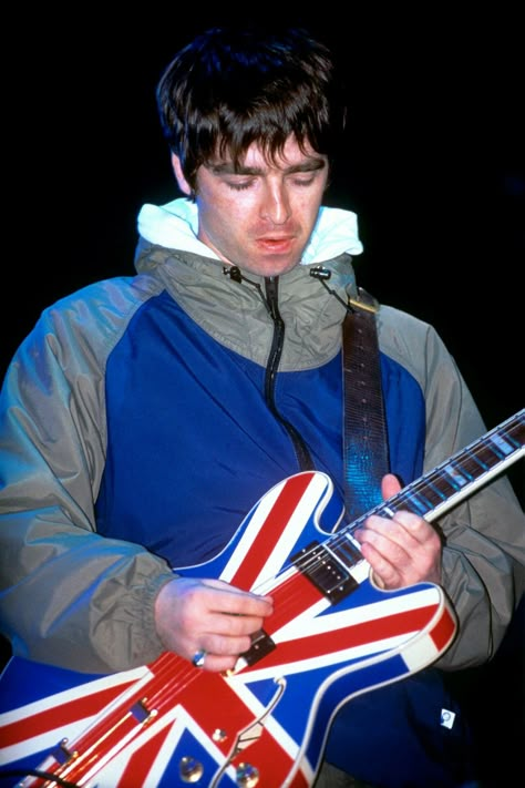 Noel Gallagher Maine Road, Noel Gallagher 90s, Noel Gallagher Young, Liam And Noel, Oasis Band, Noel Gallagher, Liam Gallagher, Great Bands, Union Jack