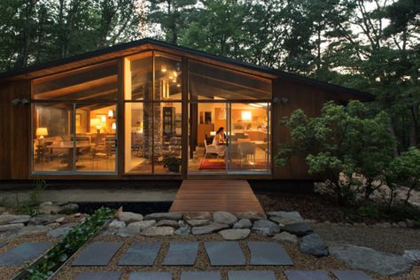 Exterior Mid Century Cabin Design Photos and Ideas - Dwell Mid Century Cabin, Retro Cabin, Prefab Buildings, Ranch Remodel, Cottage Lake, Cabin Exterior, Casa Country, Midcentury Home, House Deck