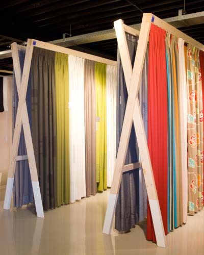 Curtain Curtain Display Ideas Retail, Curtain Exhibition Design, Curtain Shop Display Ideas, Curtain Store Design, Curtain Display Ideas, Curtain Shop Interior, Curtain Display Showroom, Fabric Display Ideas Showroom, Showroom Display Ideas