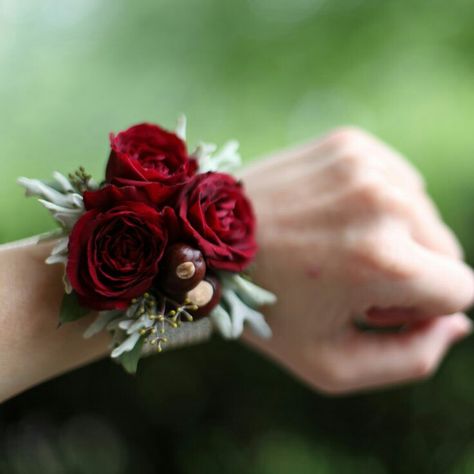 Wrist Corsage Prom, Rose Corsage, Corsage And Boutonniere, Corsage Prom, Winter Rose, Prom Flowers, Flower Corsage, Corsage Wedding, Wrist Corsage