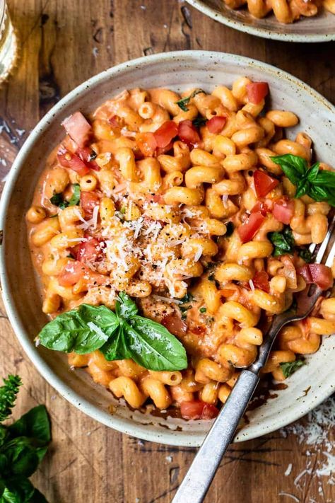 Creamy Tomato Basil Pasta, Lemon Pepper Pasta, Fresh Basil Recipes, Stomach Rumbling, Tomato Basil Pasta Sauce, Basil Pesto Pasta, Creamy Pesto Sauce, Lunch Meals, School Dinner