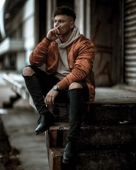 style Outfits For Big Men, Boy Senior Portraits, Street Photography Portrait, Men's Portrait Photography, Poses Men, Male Portrait Poses, Outdoor Portrait Photography, Mens Winter Fashion Outfits, Urban Fashion Photography