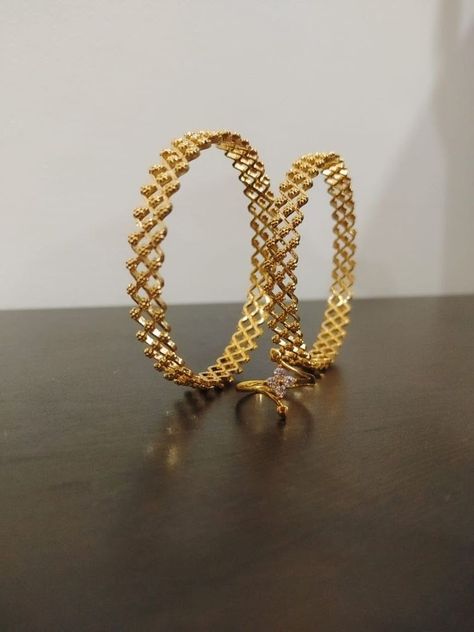 Thushi Bangles Gold, Bangals Design In Gold Simple, Gold Bangles Design Modern, Necklace Design Ideas, Simple Gold Bangle, Plain Gold Bangles, Gold Bangles Indian, Bangle Design, Gold Jewels Design