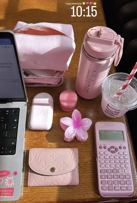 Pink Study Aesthetic, Pink Academia Aesthetic, Book And Bed, Pink Study, Pink Academia, Pretty School Supplies, College Vision Board, School Goals, School Bag Essentials