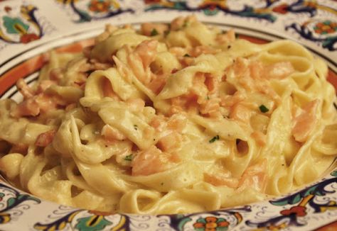 Fettuccine al salmone affumicato (Fettucini with Smoked Salmon Cream Sauce) | Memorie di Angelina Salmon Fettucini Recipe, Pasta Recipes Linguine, Salmon Fettuccine, Salmon With Cream Sauce, Smoked Salmon Pasta, Cream Sauce Recipes, Man Food, Cream Sauce, Pressure Cooker Recipes