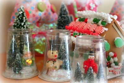 Snow globes are magical and made me instantly think of winter! Create DIY Christmas snow globes for yourself as decor or as a personalized gift. Candy Houses, Diy Snow Globes, Christmas Snow Globes Diy, Homemade Snow Globes, Globe Projects, Ornaments Diy Kids, Snow Globe Crafts, Diy Snow, House Village