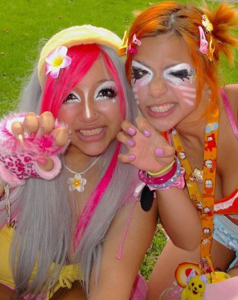 Gyaru Assesories, Ganguro Gyaru Aesthetic, Gyrua Fashion, Yamamba Gyaru, Softboiledegg Gyaru, Aaliyahcore Aesthetic, B Gyaru, Yamanba Gyaru, Tropical Gyaru