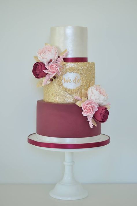 Burgundy Gold Wedding Cake, Navy Burgundy Gold Wedding, Wedding Cake Gold, Burgundy Gold Wedding, Burgundy And Gold Wedding, Burgundy Background Aesthetic, Blush Wedding Cakes, Burgundy And Blush Wedding, Gold Cake