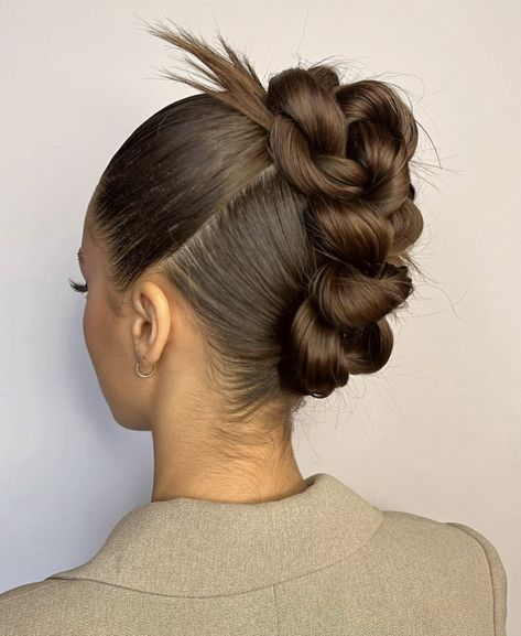 High Bun With Crown Wedding, Sleek Ponytail With Curls, Slick Back Bun Natural Hair, Fashion Week Hairstyles, Avant Garde Hairstyles, Editorial Hairstyles, Creative Updos, Artistic Hairstyles, Haute Couture Hair