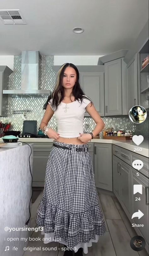 Checkered Skirt Outfit, Groovy Fits, Skirt Set Outfit, Skirt Outfits Aesthetic, Spring Lookbook, Thrift Inspo, Beach Fits, Checkered Skirt, Maxi Skirt Outfits