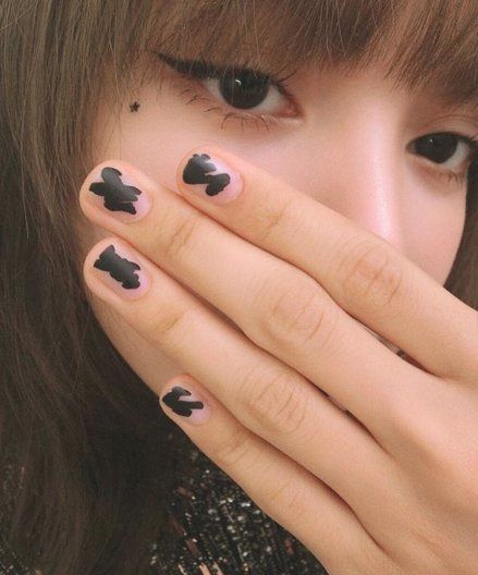 Mani of the Week: Not-so-Basic Black Nails Plain, Idol Nails, Txt Daydream, Txt Matching, Nails Rose, Emerald Nails, Korean Nails, Blackpink Wallpaper, Rose Nails