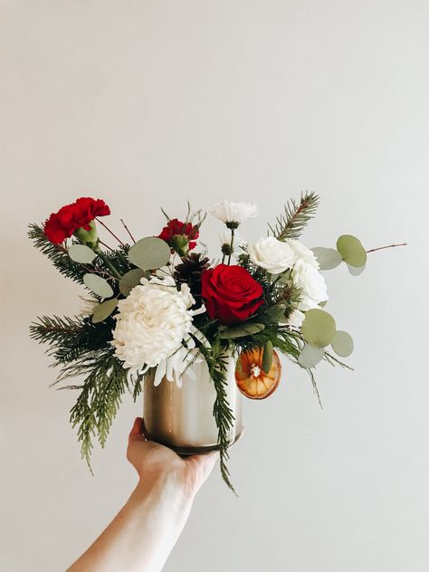 Christmas Floral Vase Arrangements, Christmas Party Flower Arrangements, Simple Winter Flower Arrangements, Small Winter Flower Arrangements, Christmas Party Floral Centerpieces, Mini Christmas Floral Arrangements, Easy Christmas Flower Arrangements, Dried Flower Christmas Arrangements, Simple Christmas Arrangements