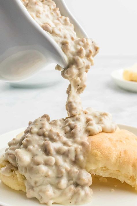 Homemade sausage gravy is a classic American dish that is simple to make and irresistible. It's creamy, salty, and the ultimate in breakfast comfort foods. Home Made Breakfast Gravy, Best Homemade Sausage Gravy, Homemade Breakfast Gravy Easy, Simple Sausage Gravy, Home Made Sausage Gravy, Easy Hamburger Steak, Bisquit Recipes, Best Sausage Gravy Recipe, Easy Sausage Gravy