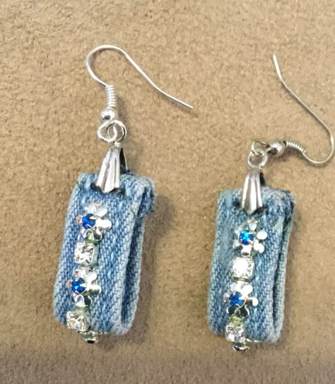 DIY earrings - Amazing what you can make from bits of leftover jeans. Diy Jean Projects Ideas, Jean Jewelry Diy, Jeans Jewellery Ideas, Jean Earrings Diy, Denim Earrings Diy, Denim Jewelry Diy, Blue Jean Earrings, Jean Earrings, Jeans Earrings