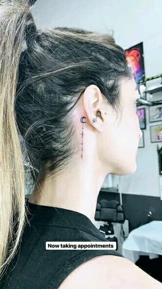 Neck side tattoo ideas for women Neck Side Tattoo, Feather Tattoo Behind Ear, Behind The Neck Tattoos, Small Feather Tattoo, Behind Ear Tattoos, Side Neck Tattoo, Ear Tattoo Ideas, Hand Tattoos For Girls, Girls With Sleeve Tattoos