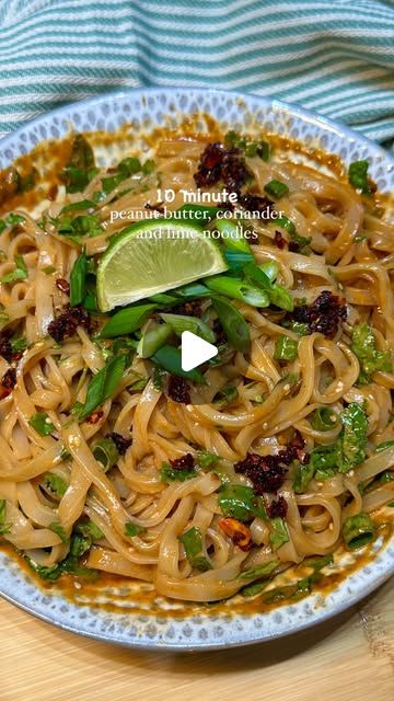 Natasha Bhasin on Instagram: "10 minute Peanut Butter, Coriander and Lime noodles 🍜🥜 

📌 follow @forfoodsake_ldn for more! 

📝 INGREDIENTS
2 nests of Rice Noodles 
2tbsp Peanut Butter
1tbsp Soy Sauce
1tsp Sesame Oil
1/2tsp Sugar
1tsp Crispy Chilli Oil
Lime
Coriander
2 Spring Onions (to mix in and garnish)
Sesame Seeds 

👩🏽‍🍳 METHOD
1. Cook your noodles or choice according to packet instructions, save some of the noodle 
2. Whilst they are cooking, make your sauce by mixing peanut butter, soy sauce, sesame oil, sugar, crispy chili oil,  a squeeze of lime and some noodle water - whisk until smooth and slightly creamy
3. Mix some coriander into the sauce and toss the noodles in, mix in more coriander, spring onions, sesame seeds and a squeeze of lime 
4. Top with crispy chili oil 
5. E Mexican Tiramisu, Lime Noodles, Crispy Chili Oil, Crispy Chilli Oil, Apple Crisp Bars Recipe, Bean Pasta Recipes, Cooking Light Diet, Best Pasta Dishes, The Noodle