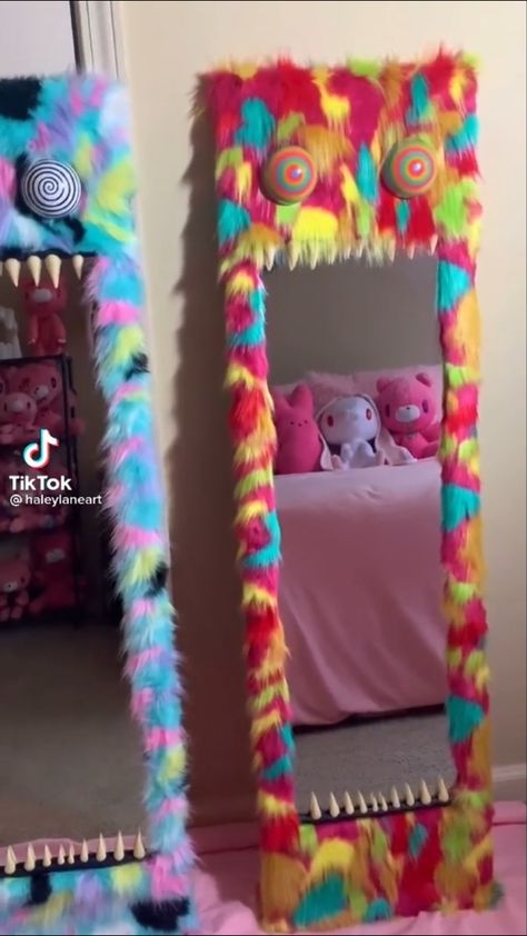 Cool Shaped Mirror, Funky Mirror Frames, Unique Room Ideas Creative, Trippy Diy Decor, Trippy Home Decor, Funky Decor Bedroom, Trippy Crafts, Weird Interior Design, Funky Diy Decor