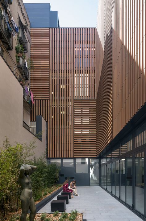 Gallery of Escola Massana, Art and Design Center / Estudio Carme Pinós - 3 Educational Architecture, Galleries Architecture, Hotel Facade, Fine Arts School, Wood Facade, Concept Models Architecture, Mix Use Building, Education Architecture, Design Exterior