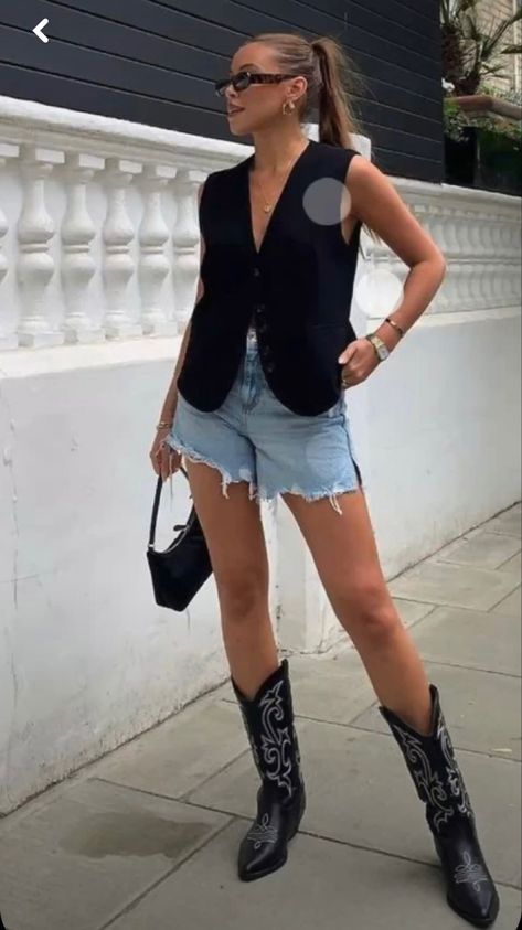 Buckle Boots Outfit Summer, Botines Cowboy Outfit, Cowboy Boots Outfit Shorts, Ensenada Outfits, Cowboots Outfit For Women, Cowboy Boots Shorts Outfit, Stampede Outfit Calgary Women, Texan Boots Outfit, Cowboots Outfits