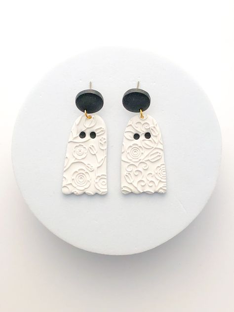 These white floral ghost earrings make perfect Halloween gifts for teachers, friends, or a fun treat for yourself! Spooky Season is almost here and these lightweight earrings will help you keep it playful and fun. Clay earrings are extremely light - I always hear from my customers that they forget they're wearing them! We all know the achy feeling we get from some earrings - that doesn't happen at all with polymer clay. Plus, if you have sensitive ears, the option to choose titanium posts on the Easy Halloween Clay Earrings, Halloween Clay Earring Ideas, Clay Halloween Earrings, Diy Polymer Clay Earrings, Halloween Clay Earrings, White Clay Earrings, Clay Accessories, Floral Ghost, Earring Inspo