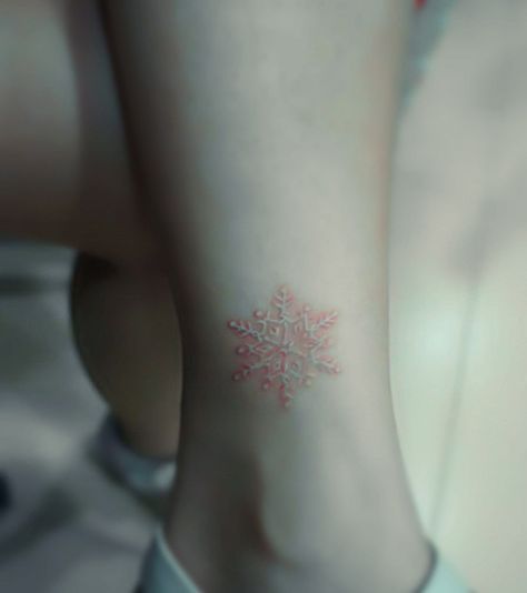 Tinta blanca White Ink Tattoos, Snowflake Tattoo, Tattoo 2015, Black Light Tattoo, Snow Flake Tattoo, Free Tattoo Designs, Kunst Tattoos, Bird Tattoos, White Ink Tattoo