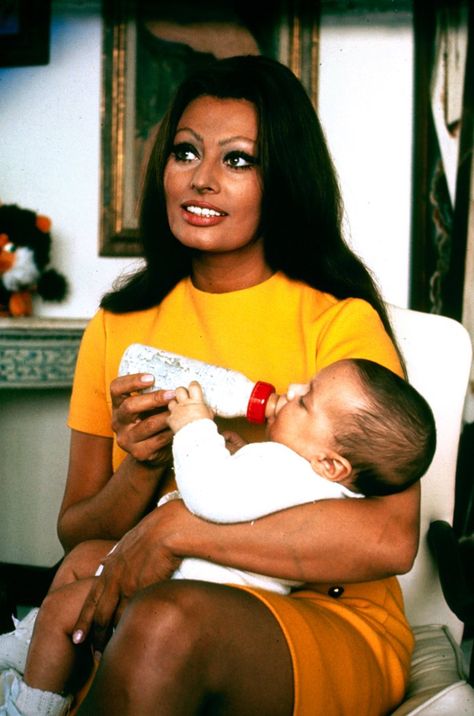 Sophia Loren with her son Carlo Ponti Jr., 1969. Happy Birthday Sophia, Sitting In Chair, Carlo Ponti, Hollywood Beauty, Sofia Loren, Alfred Eisenstaedt, Italian Beauty, Italian Actress, Old Hollywood Stars