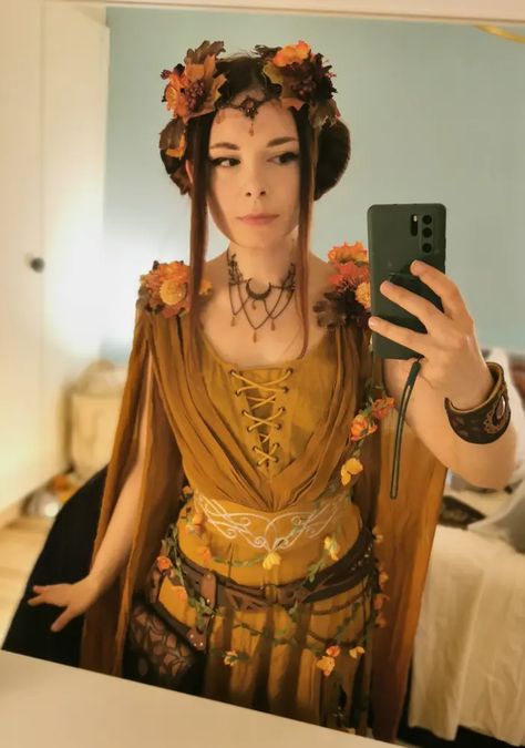 Holy Clothing Inspo Ren Fair Fairy Outfit, Elf Ren Faire Costume, Druid Fashion, Druid Outfit, Woodland Elf Costume, Wood Elf Costume, Hobbit Fashion, Autumn Elf, Dnd Props