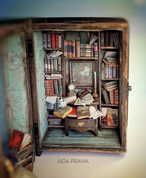 Dollhouse Room Boxes, Miniature Room Boxes, Mini Books Diy, Book Art Sculptures, Room Box Miniatures, Dolls House Shop, Bookshelf Art, Room Boxes, Diy Doll Miniatures