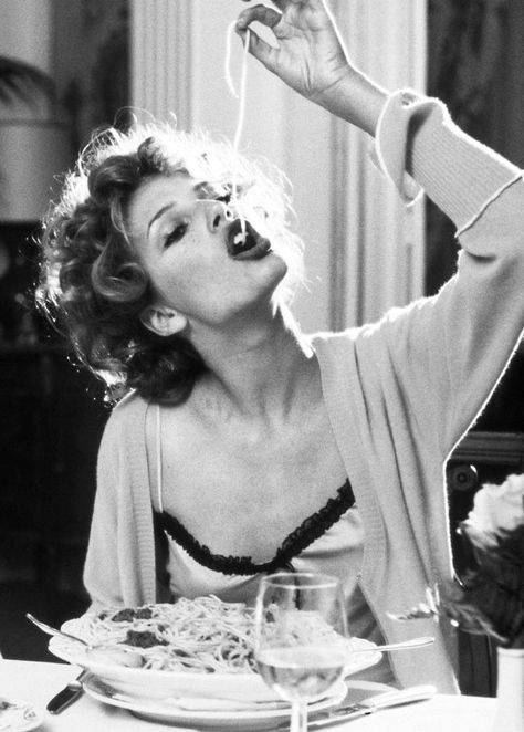 Eating Spaghetti, Marla Singer, Shotting Photo, Photographie Portrait Inspiration, People Eating, Beige Aesthetic, Sophia Loren, Mode Vintage, Photography Inspo