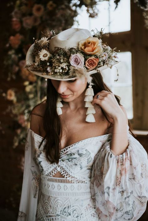 Bohemian Bride with Dried Flowers Decorated Cowboy Hat \ Venue: The Giraffe Shed. Photography: Rosie Kelly Photography. Florist: Sass Flower. Organiser: Wild Ones. Rentals & Prop Styling: The Little Lending Company Western Hipster, Bridal Hats, Trending Wedding, Bridal Hat, Boho Inspiration, Bridal Separates, Floral Wedding Dress, The Giraffe, Rock My Wedding