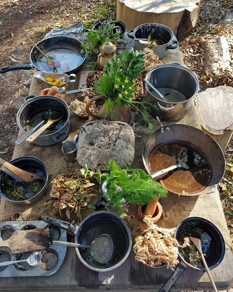 I love mud kitchens this one is simple but still has plenty of room for friends to play with it. Mud Play, Natural Play Spaces, Mud Kitchens, Reggio Emilia Approach, Outdoor Learning Spaces, Outdoor Play Spaces, Outdoor Play Areas, Kids Outdoor Play, Reggio Inspired