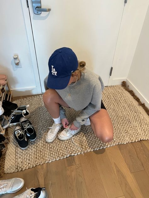 Casual outfit, womens casual aesthetic, winens hat outfits, LA baseball hat, casual outfit inspo La Dodgers Hat Outfit Women, La Cap Outfit, How To Style Baseball Cap, La Hat Outfit, Outfit With Baseball Hat, Baseball Caps Women Outfits, Blue Cap Outfit, White Hat Outfit, Hat Casual Outfit