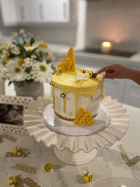 Beautiful family honeybee cake by Two Fat Cookies in Delray Beach 🐝 Bee Drip Cake, Bee Themed Baby Shower Cake, Honeybee Cake, Bumble Bee Baby Shower Cake, Fat Cookies, Bee Baby Shower Cake, Bee Birthday Cake, Cake Winter, Bumble Bee Cake