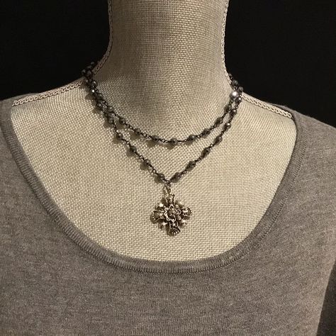 Black Vintage Jewelry, Cool Jewelry Necklaces, Rosary Chain Necklace, Rosary Style Necklace, Zipper Jewelry, Medieval Gothic, Cross Choker, Dark Jewelry, Gothic Accessories