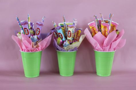 Miss Kopy Kat: Using Spray Foam In Candy Bouquets Mini Candy Bouquet Diy, Vase For Candy, Simple Candy Bouquet Diy, Graduation Candy Bouquet, Candy Boquets, Candy Bar Bouquet Glass Vase, Cheap Bouquet, Football Candy, Candy Boquets Mini