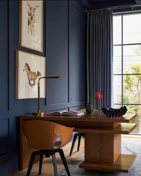 Nathan Schroder Photography on Instagram: "The perfect office to get to work on A Monday @islerhomes @marybethwagnerinteriors @smharchitects @jennyoconnorstudio #Fall #mondays #moody #dallasdesign #design #architecture #interior #officedesign" Navy Blue Office Walls, Navy Blue Office Ideas, Navy Blue Home Office, Blue Office Ideas, Blue Accent Wall Living Room, Florida Home Decorating, Navy Blue Houses, Navy Blue Office, Navy Blue Rooms