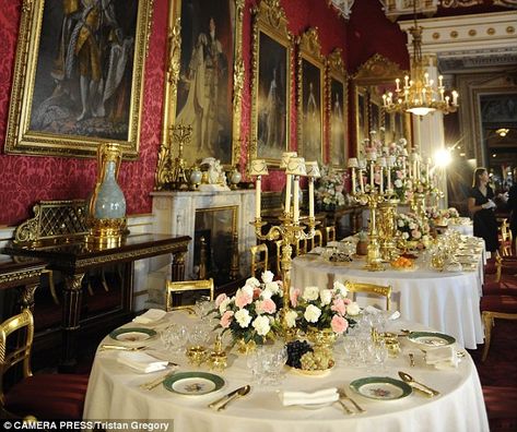 Buckingham Palace's State Dining Room has been closed until summer 2016 as it has been revealed that the ceiling poses a risk to the royal family and their guests The Royal Palace, Palace Dining Room, Royal Round Table, Palace Dining Hall, Castle Dining Hall Aesthetic, Royal Table, Kings Table, Formal Dinner, English Country House